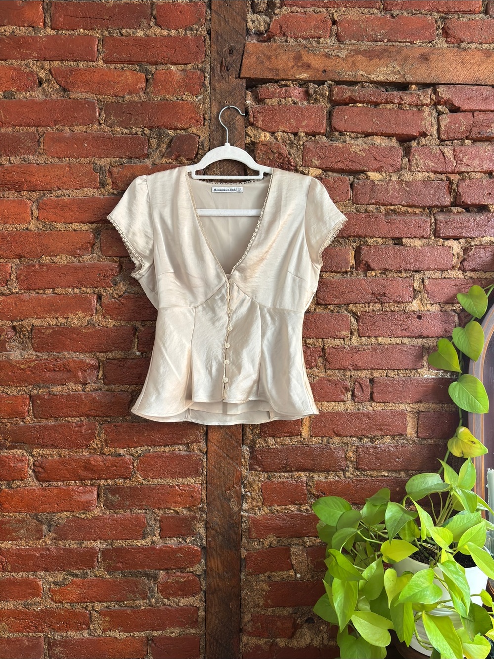 Abercrombie & Fitch Cream Short-Sleeve V-Neck Button Blouse